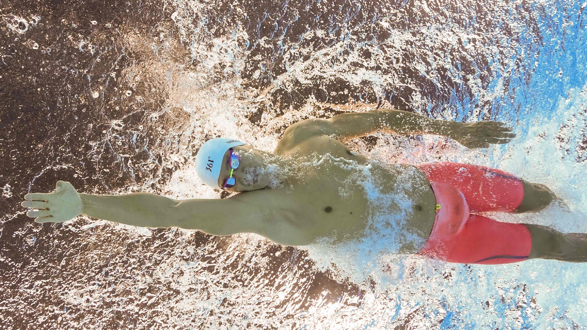 “宽板滑水:东三叉湖赛场掀起水上竞技风暴”